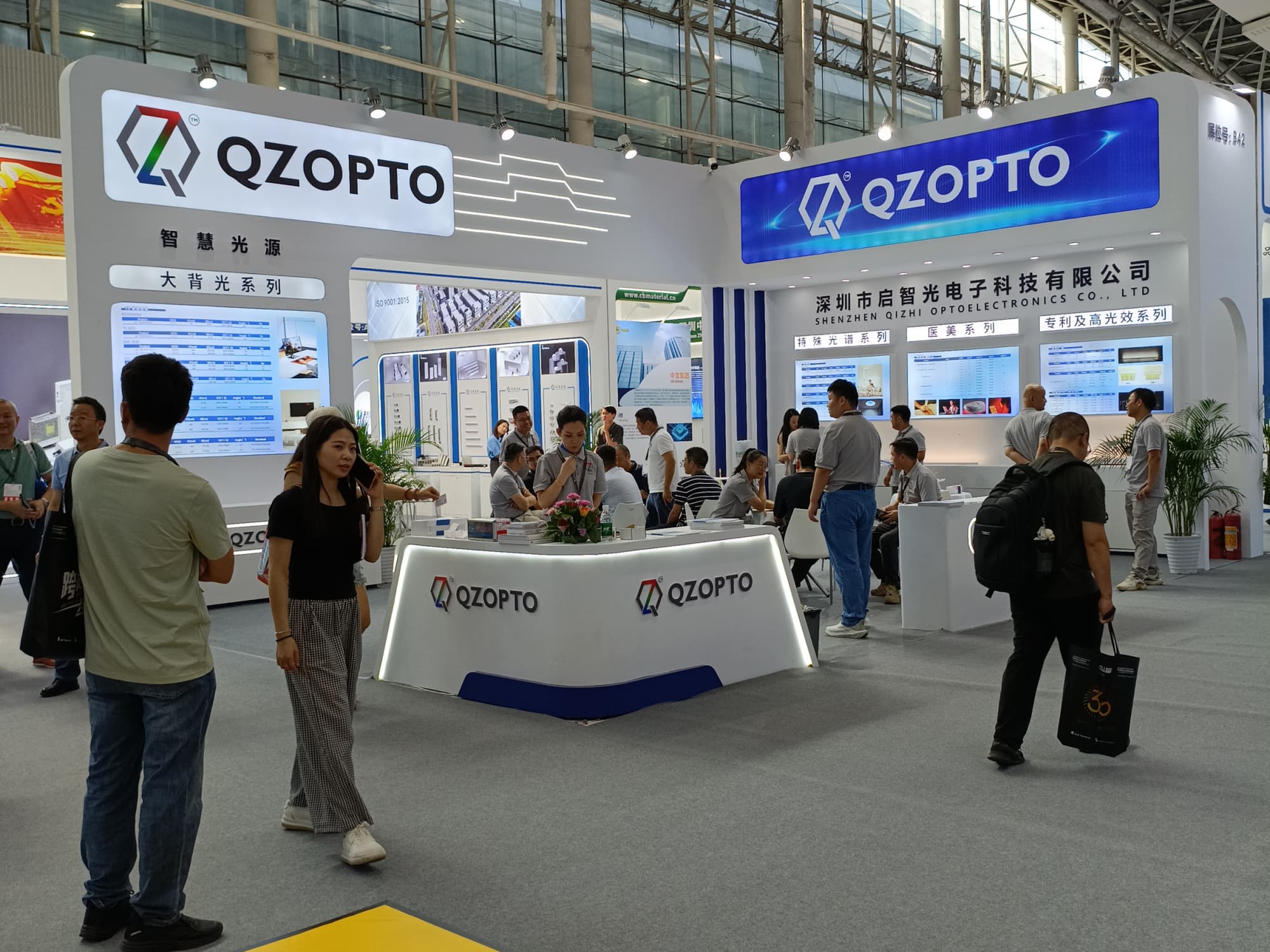 展位小、預(yù)算有限？照樣做出高端吸睛的照明展臺