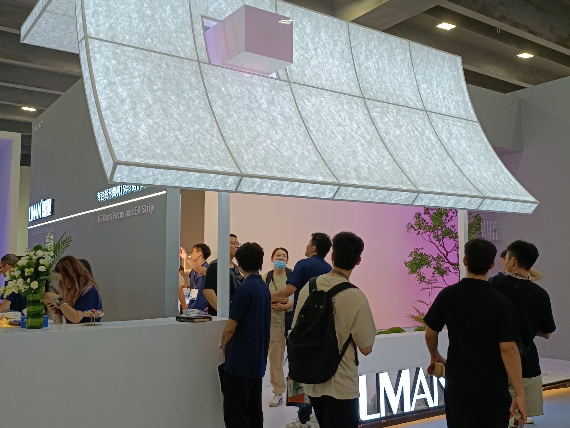 光亞展展臺設(shè)計：智能照明場景搭建，凸顯品牌技術(shù)實(shí)力